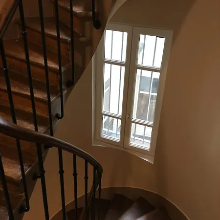 Renovated Terraced In Montmartre *