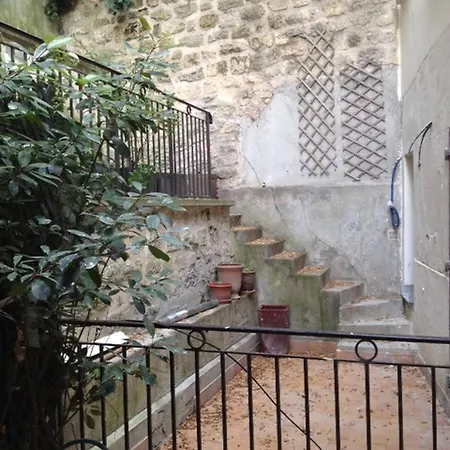 Renovated Terraced In Montmartre