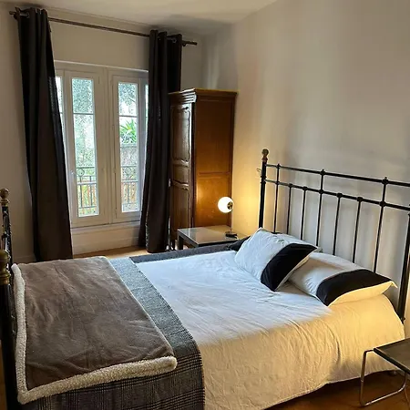 Renovated Terraced In Montmartre