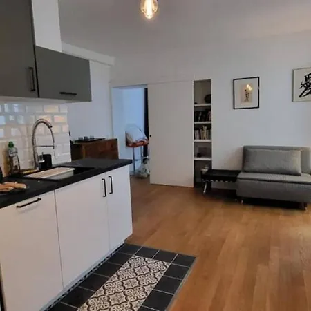Renovated Terraced In Montmartre Paris