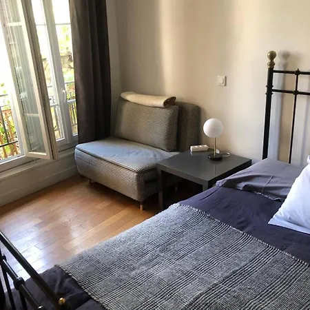 Apartment Renovated Terraced In Montmartre
