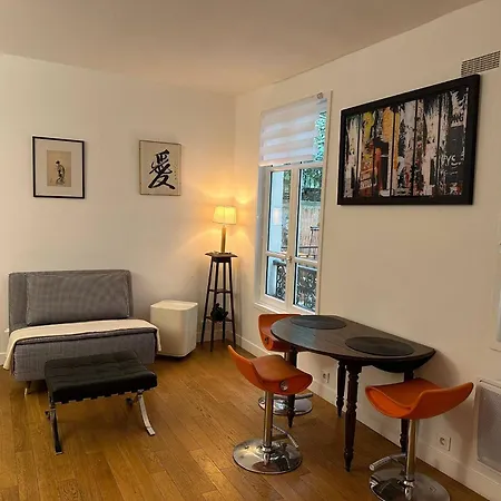 Renovated Terraced In Montmartre Apartment
